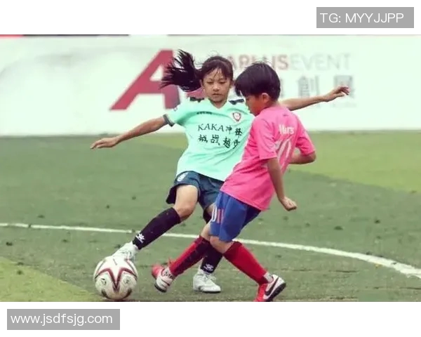 热爱足球明星的女星们她们的情感与事业交织的故事